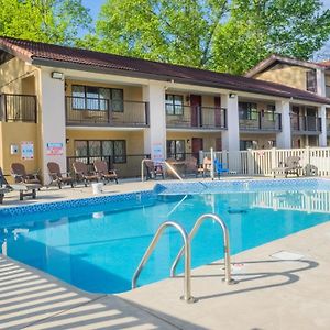 Super 8 By Wyndham Downtown Gatlinburg At Convention Center